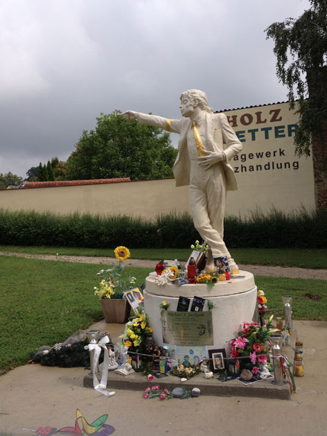 Michael Jackson Denkmal in Mistelbach mit Blumen