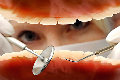 Zahnarzt untersucht Zähne
