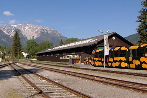 Bahnhof der Schneebergbahn mit Salamander-Zug