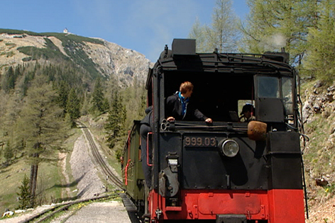 Historischer Zug der Schneebergbahn fährt Richtung Gipfel