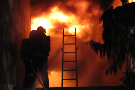Feuerwehr bekämpft Brand in der Nacht