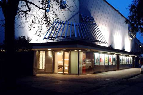Theater Forum Schwechat von außen, beleuchtet