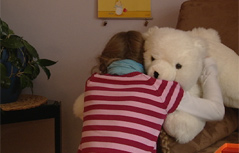 Mädchen umarmt Teddybär