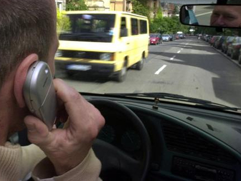 Autofahrer telefoniert mit dem Handy am Steuer