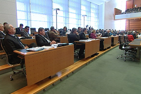 Abgeordnete sitzen im Landtag