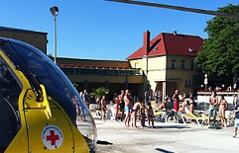 Hubschrauber steht vor Freibad in Mödling