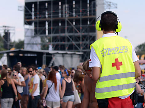Ein Einsatzleiter der Rettung beobachtet während eines Konzertes auf der "Space Stage" die Festivalgäste, im Rahmen des FM4 Frequency Festivals 2012.