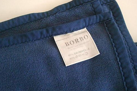 Blaue Decke mit der Aufschrift "Borbo"
