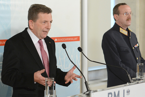 Ernst Geiger vom Bundeskriminalamt und der niederösterreichische Landespolizeidirektor Franz Prucher anlässlich der Pressekonferenz zum "Fall Kührer"