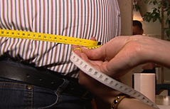 Bauchumfang eines Mannes wird gemessen