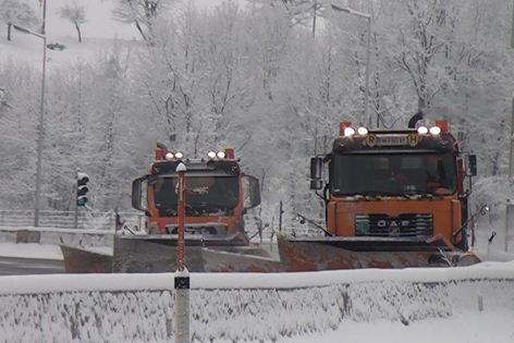 Räumfahrzeuge Schneeräumung Autobahn Winter