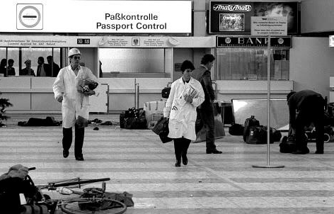 Eine Szenen nach dem Attentat am 27.12.1985 am Flughafen Schwechat