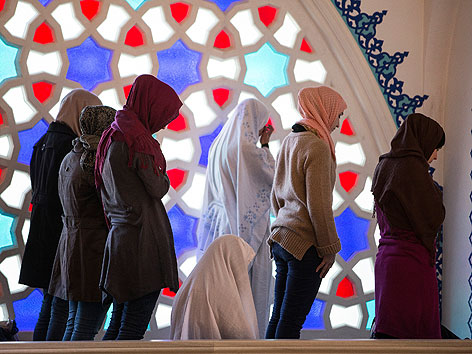 Frauen mit Kopftüchern in einer Moschee