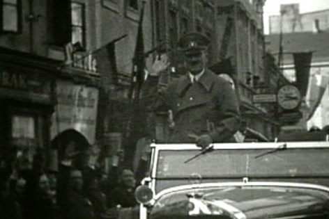 Adolf Hitler fährt in einem Auto durch Sankt Pölten