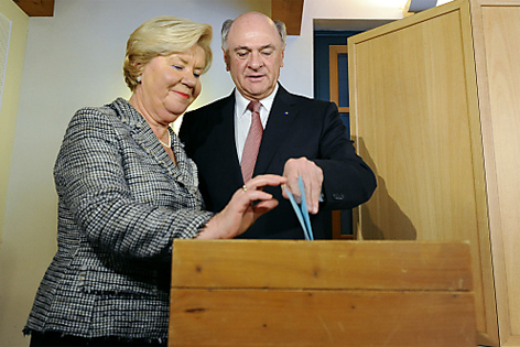 Pröll und seine Frau Sissy werfen Stimmzettel in die Urne