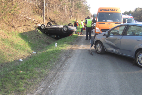 Unfallauto in Graben