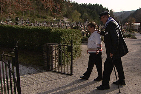 Der KZ-Überlebende Rajmund Pajer besucht den Friedhof St. Aegyd am Neuwalde