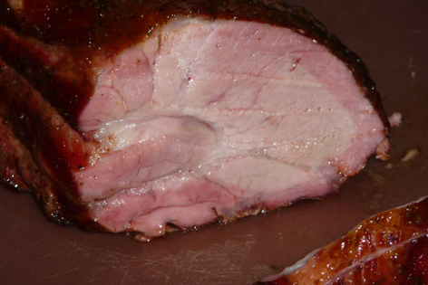 Gegrillter Schweineschopf in Scheiben geschnitten