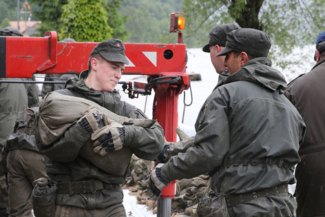 Soldaten der Kaserne Amstetten im Hochwassereinsatz in Freyenstein (NÖ)
