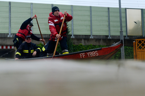 Feuerwehrmänner in einer Zille am 4. Juni 2013, im überfluteten Sarling