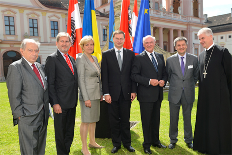 Ehrengäste des Europa-Forum Wachau vor dem Stift Göttweig