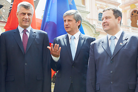 Außenminister Michael Spindelegger (M) zusammen mit dem Premierminister des Kosovo Hashim Thaci (L) und dem Ministerpräsident von Serbien Ivica Dacic (R)