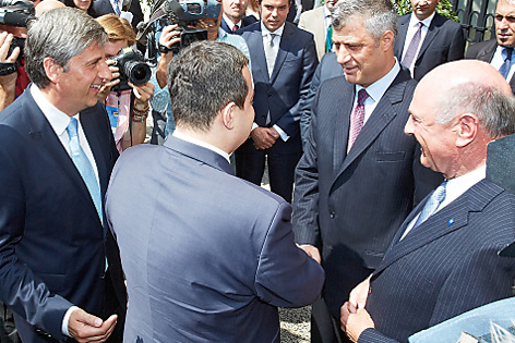 Außenminister Michael Spindelegger (L),  Premierminister des Kosovo Hashim Thaci (2.v.r.), der Ministerpräsident von Serbien Ivica Dacic (2.v.l.) und LH Erwin Pröll (R)