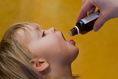 Kind bekommt homöopathisches Medikament