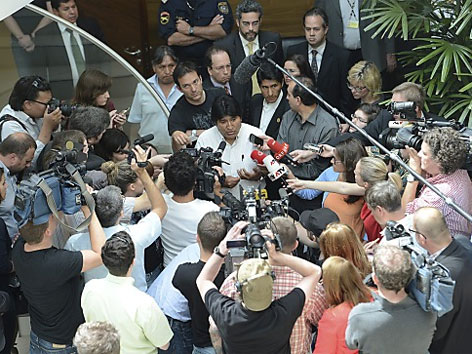 Evo Morales unter Journalisten am Flughafen Schwechat