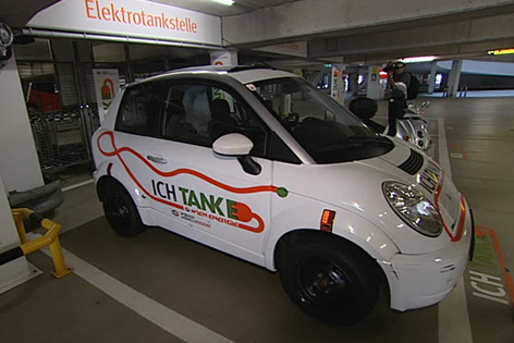Elektrotankstelle und ein Elektroauto im Parkhaus des Flughafens Schwechat