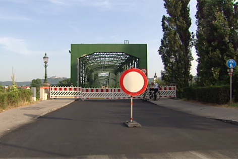 Sperre der Donaubrücke