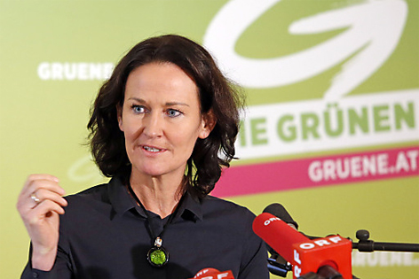 Eva Glawischnig vor Wahlkampfplakat