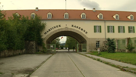 Einfahrt der Martinek Kaserne in Baden
