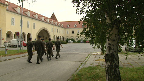 Soldaten marschieren in Martinek Kaserne