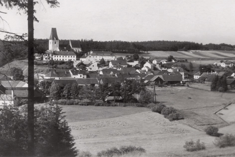 Altes Bild eines Dorfes in schwarz-weiß