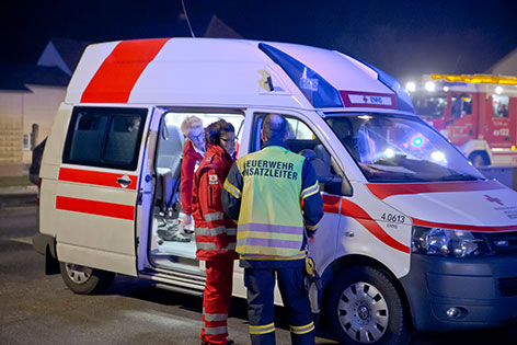 Rettungsauto transportiert Verletzte ab