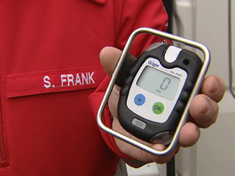 Rettungs-Sanitäter hält CO-Messgerät