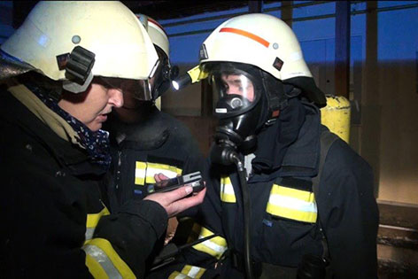Feuerwehr mit Atemschutz und Messgerät im Einsatz