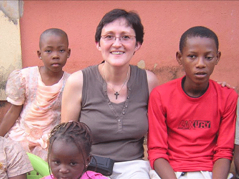 Gabriele Prisching mit afrikanischen Kindern