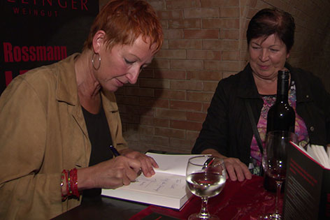Eva Rossmann signiert Bücher