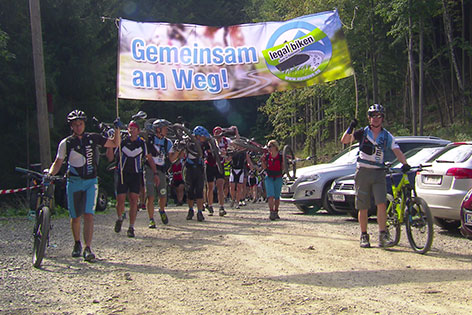 Mountainbiker demonstrieren am Muckenkogel