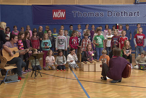 Kinder singen in der Turnhalle der Volksschule Michelhausen