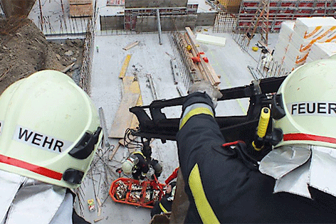 Feuerwehr bei Menschenrettung auf Baustelle