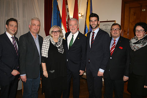 V.l.n.r.: Philipp Gruber (ÖVP), Wolfgang Haberler, Evamaria Sluka-Grabner, Bürgermeister Klaus Schneeberger, Udo Landbauer (FPÖ), Wolfgang Trofer (SPÖ) und Tanja Windbüchler-Souschill (Grüne).