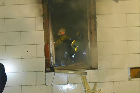 Feuerwehrleute bei Brandbekämpfung