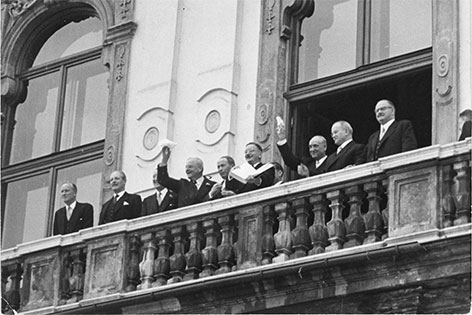 Leopold Figl auf dem Balkon des Belvedere am 15. Mai 1955