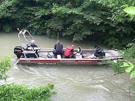 Boot sucht auf Nebenarm der Donau nach versunkenem Van