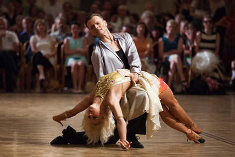 Menzinger/ Gabuzov beim Tanzen