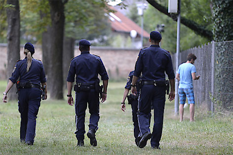 Drei Polizisten beim Lager Traiskirchen