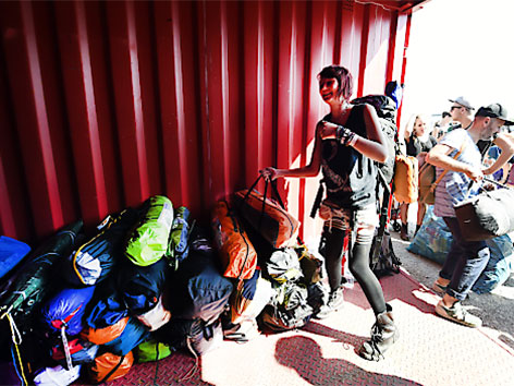 Besucher des Frequency 2015 Festivals spenden in St. Pölten bei der Abreise Zelte, Decken und ISO-Matten für die Asylwerber in Traiskirchen.